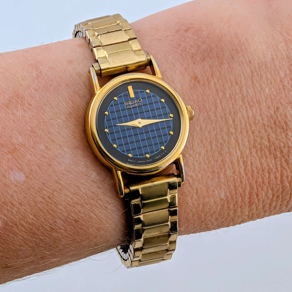 Vintage Seiko 1N00-0F60 Blue Woven Grid Textured Dial Gold Tone Watch 20mm